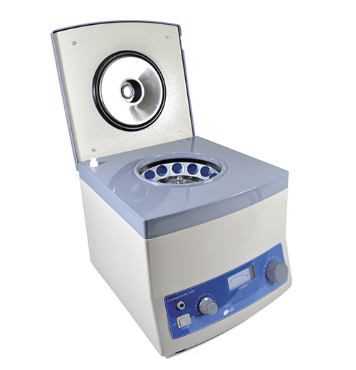 Centrífuga de bancada para rotina laboratorial com capacidade para 12 tubos de 15ml. Velocidade máxima 4000 RPM, timer digital de 0-99 minutos, motor brushless silencioso. Tampa de segurança com trava automática. Ideal para análises clínicas e pesquisa. 220V.